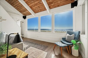 Property grounds - Bright and Airy Beachfront Bungalow w/hot tub overlooking Haystack rock! (Cloverdale)