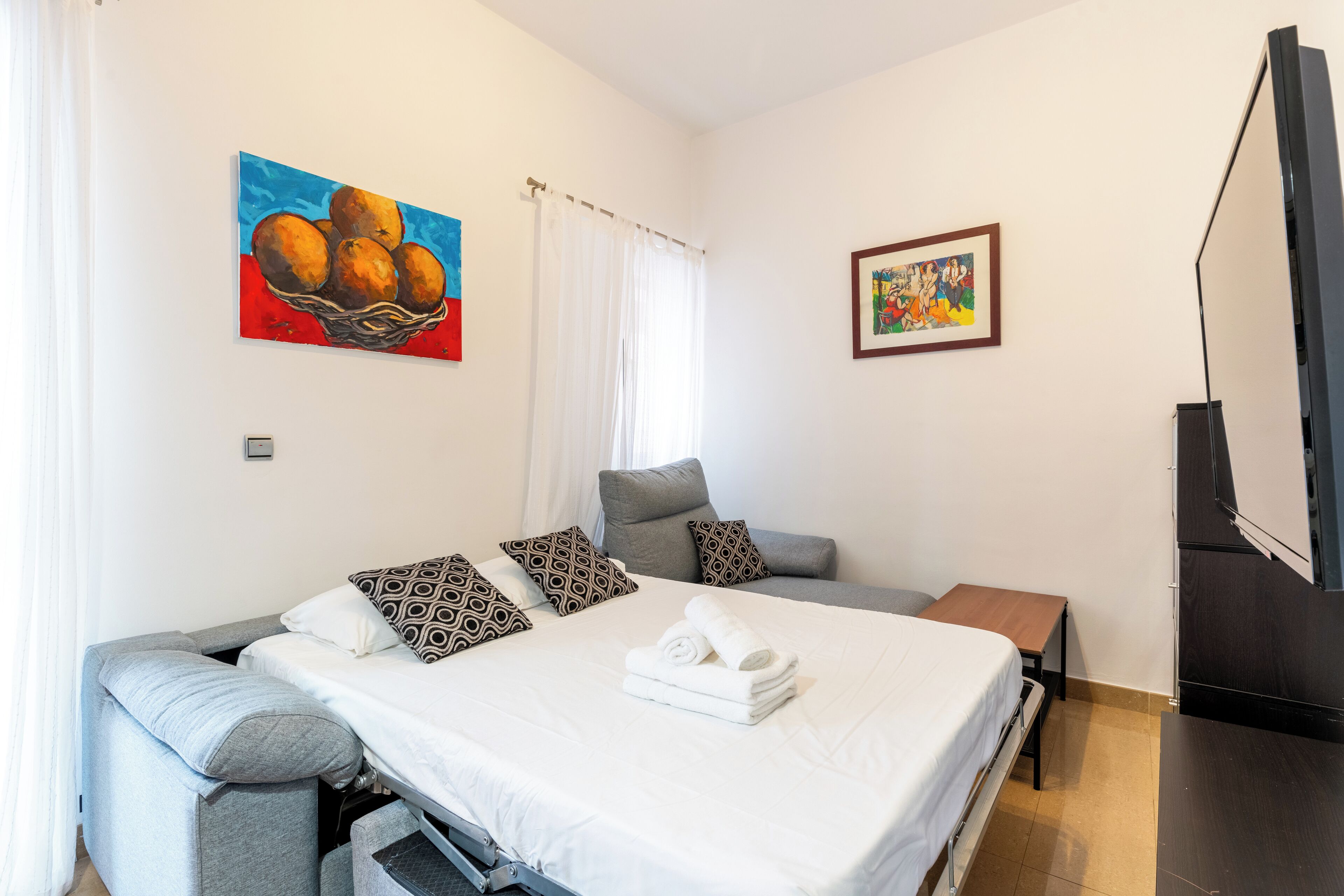 1 habitación, escritorio, tabla de planchar con plancha y cuna de viaje 