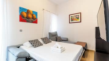 1 habitación, escritorio, tabla de planchar con plancha y cuna de viaje