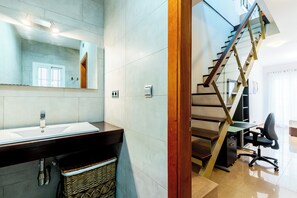 Dusche, Haartrockner, Bidet, Handtücher