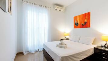 1 slaapkamer, een bureau, een strijkplank/strijkijzer, reisbedje