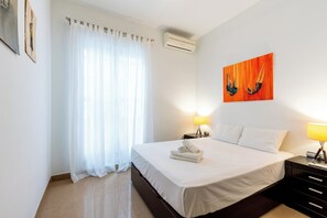 1 Schlafzimmer, Schreibtisch, Bügeleisen/Bügelbrett, Reisekinderbett