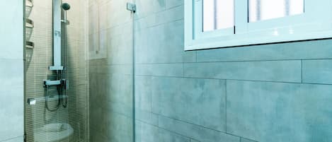 Shower, hair dryer, bidet, towels