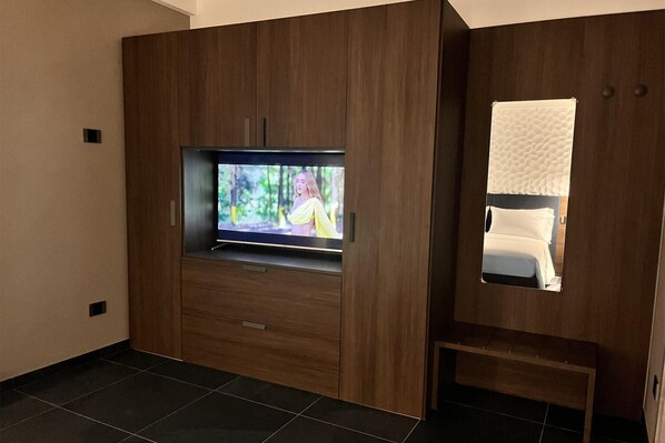 Deluxe Apartment | 1 bedroom, in-room safe, desk, laptop workspace