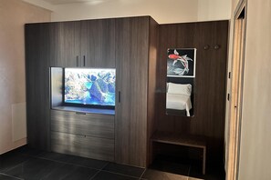 Deluxe Apartment | 1 bedroom, in-room safe, desk, laptop workspace