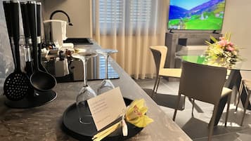 Deluxe Apartment | 1 bedroom, in-room safe, desk, laptop workspace