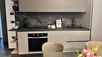 Deluxe Apartment | 1 bedroom, in-room safe, desk, laptop workspace