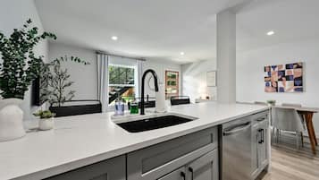 Een koelkast, een magnetron, een oven, een kookplaat