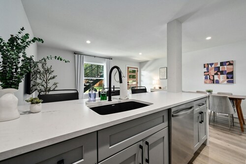 NEW! Walk to Zilker & Barton Springs! King Bed!