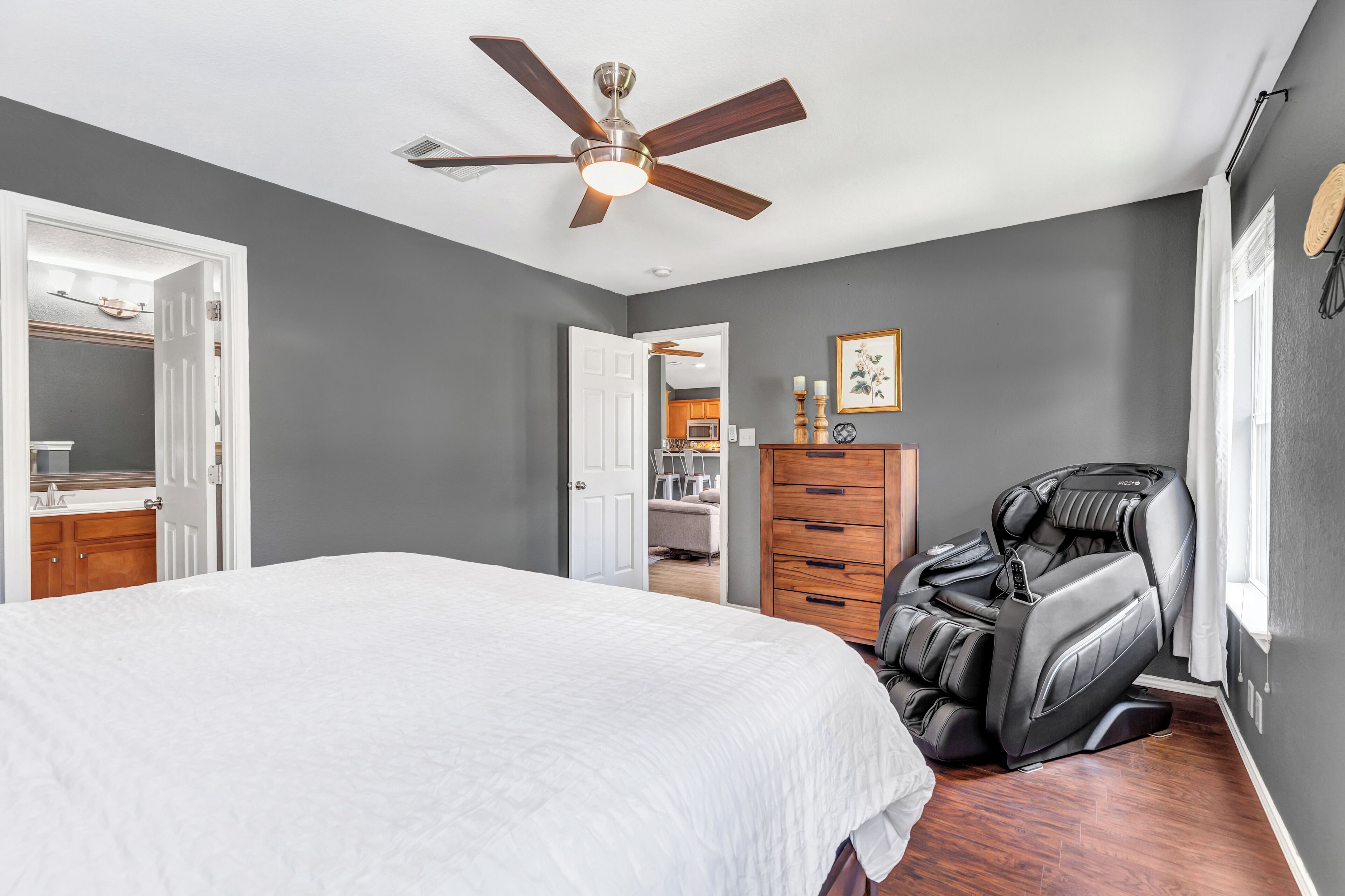 3 camere, una cassaforte in camera, una scrivania, ferro/asse da stiro