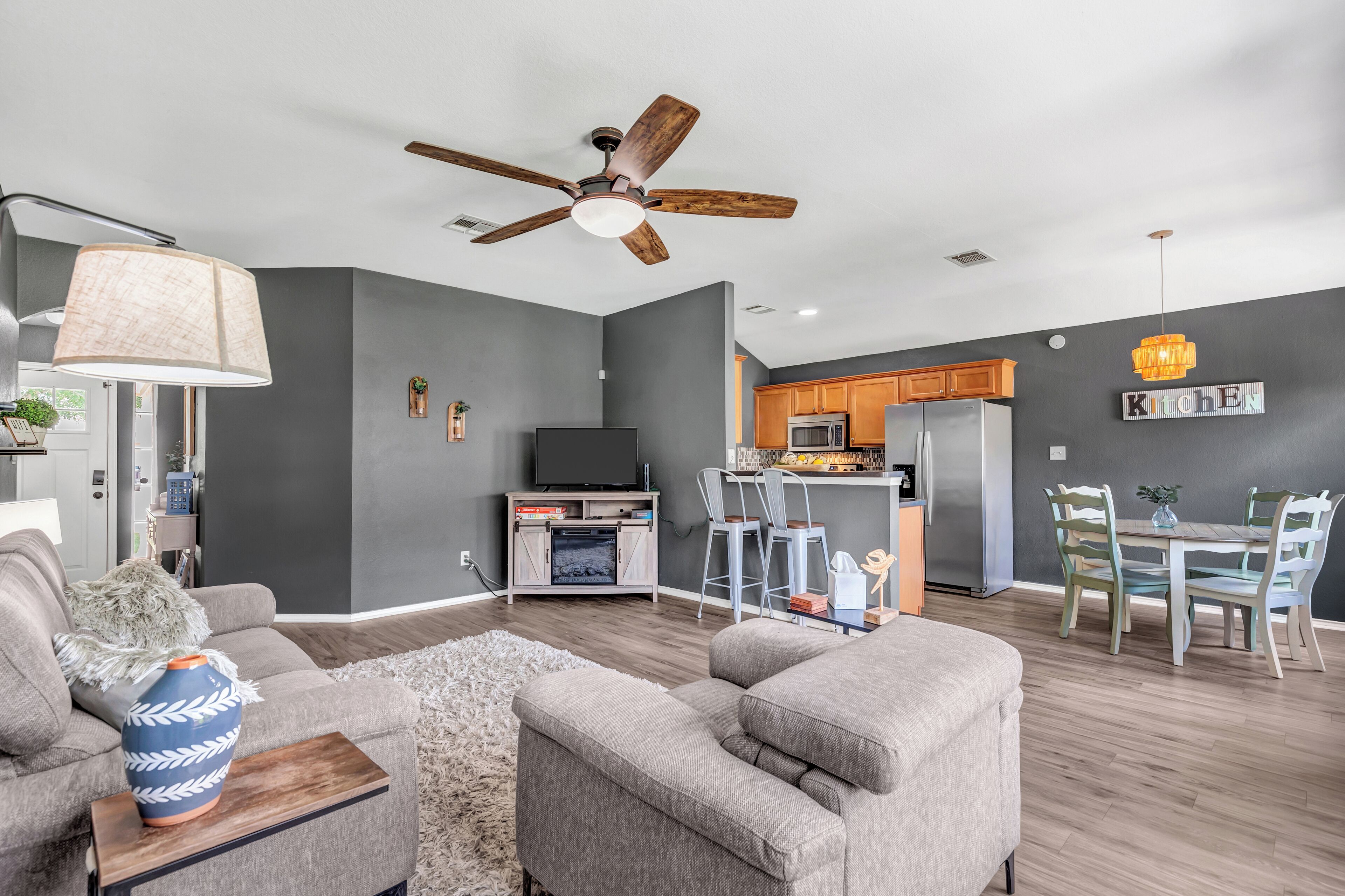 スマートテレビ、暖炉、テレビゲーム