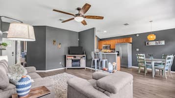 Smart TV, caminetto, videogiochi