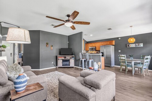 Charming 3-bedroom house with pool, massage chair, fitness room, WiFi in Taylor