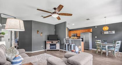 Charming 3-bedroom house with pool, massage chair, fitness room, WiFi in Taylor