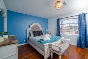 4 chambres, bureau, fer et planche à repasser, lit de bébé portatif