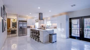 ثلاجة، ميكروويف، فرن، موقد طهي مسطح