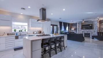 ثلاجة، ميكروويف، فرن، موقد طهي مسطح