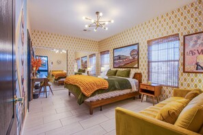 7 chambres, bureau, fer et planche à repasser, lit de bébé portatif