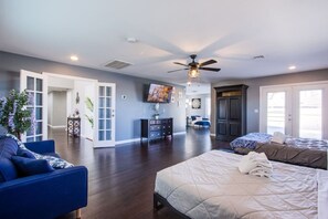5 habitaciones, escritorio y tabla de planchar con plancha 