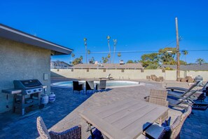 Outdoor dining - The Oasis, a Vegas Villa (Las Vegas)