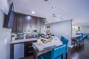 Fridge, microwave, oven, stovetop - The Oasis, a Vegas Villa (Las Vegas)