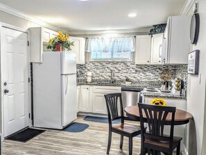 冷蔵庫、電子レンジ、オーブン、コンロ