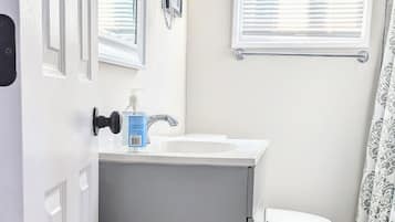 Dusche, Haartrockner, Handtücher, Seife