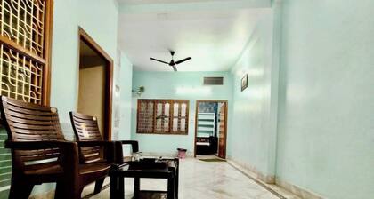 100m from Ganges River & Ghat, 1-bedroom in Varanasi with AC, WiFi