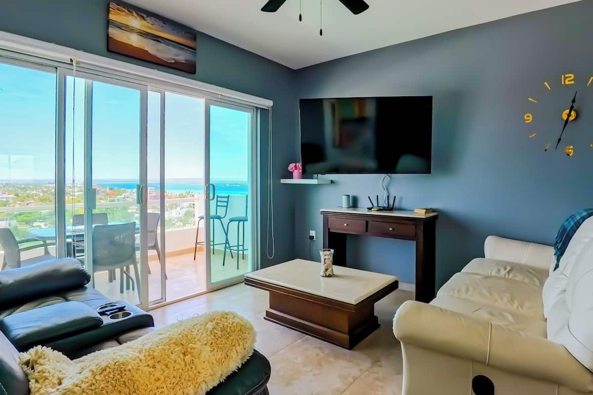 Departamento, balcón, vista al océano | Área de sala de estar | Televisión de 32 pulgadas con canales digitales