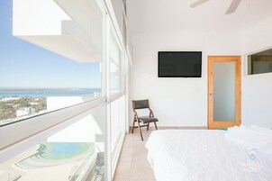 Apartamento, 2 habitaciones, balcón, vistas al mar | Tabla de planchar con plancha, wifi gratis, ropa de cama