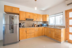 Departamento, vista al océano | Cocina privada | Cafetera y tetera