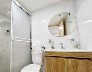 Douche, serviettes fournies, savon, shampoing