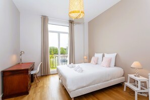 3 chambres, bureau, fer et planche Ă repasser, lit parapluie