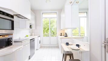 Réfrigérateur, micro-ondes, four, plaque de cuisson