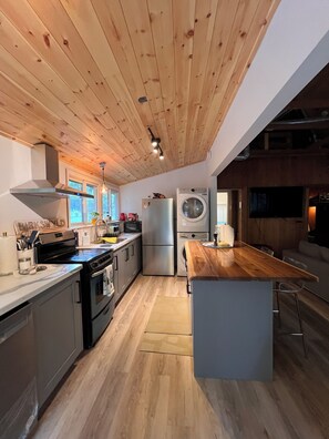 Kylskåp, mikrovågsugn, ugn och spishäll