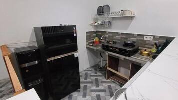 Kühlschrank, Mikrowelle, Herdplatte, Wasserkocher mit Kaffee-/Teezubehör