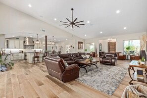 TV, peis og stereoanlegg