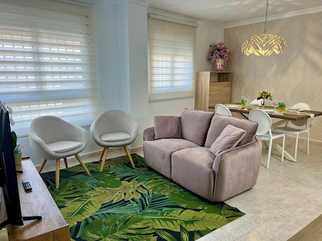Living area. Piso en el Corazón de Águilas con Aire Acondicionado y Wifi