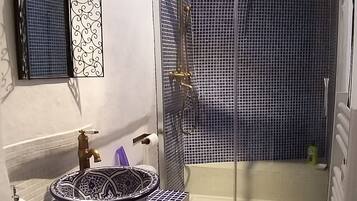 Haartrockner, Handtücher, Toilettenpapier