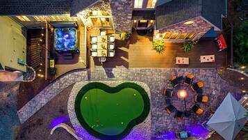Hot Tub, outdoor dining, firepit, grill, cornhole, giant Connect4, and mini golf