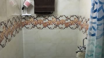 Regadera, secadora de cabello, toallas, jabón