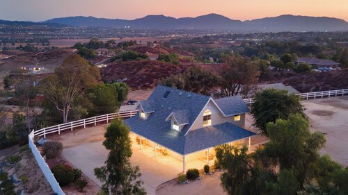 Wine Country Retreat Gorgeous Views, Minutes to Wineries