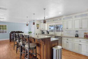 House (2 Bedrooms) | Interior - Wine Country Retreat Gorgeous Views, Minutes to Wineries (Temecula)