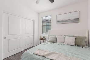 4 chambres, bureau, fer et planche à repasser, lit parapluie