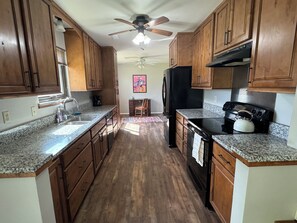 冷蔵庫、電子レンジ、オーブン、コンロ