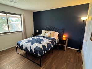 3 bedrooms, WiFi, bed sheets, wheelchair access - Cowgirl Casa ~ ADA accesible & kid friendly 3/2 ranch home in Montrose, CO (Montrose)