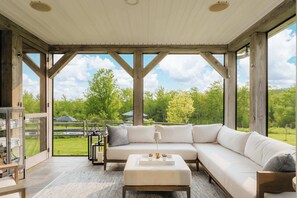 TV connectée, cheminée, espaces bureaux