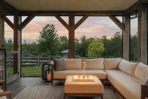 Smart TV, fireplace, stereo, offices - Luxury Catskill 15-acre farm:Pool,Sauna,HotTub,Gym (Parksville)