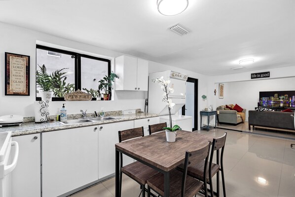 Private kitchen - Buena Vista Miami 3/2 house close to Wynwood, Design District, Airport & Beaches (Miami)