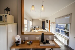 Een koelkast, een microgolfoven, een oven, een kookplaat